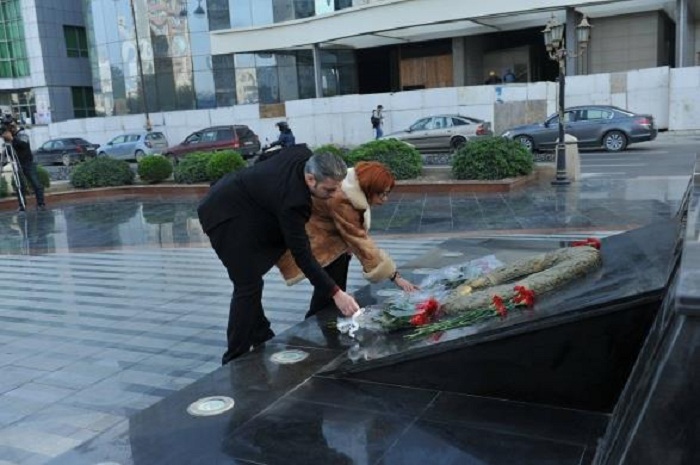 Susan Caginyan verneigte sich vor dem Chodschali-Denkmal  -FOTOS